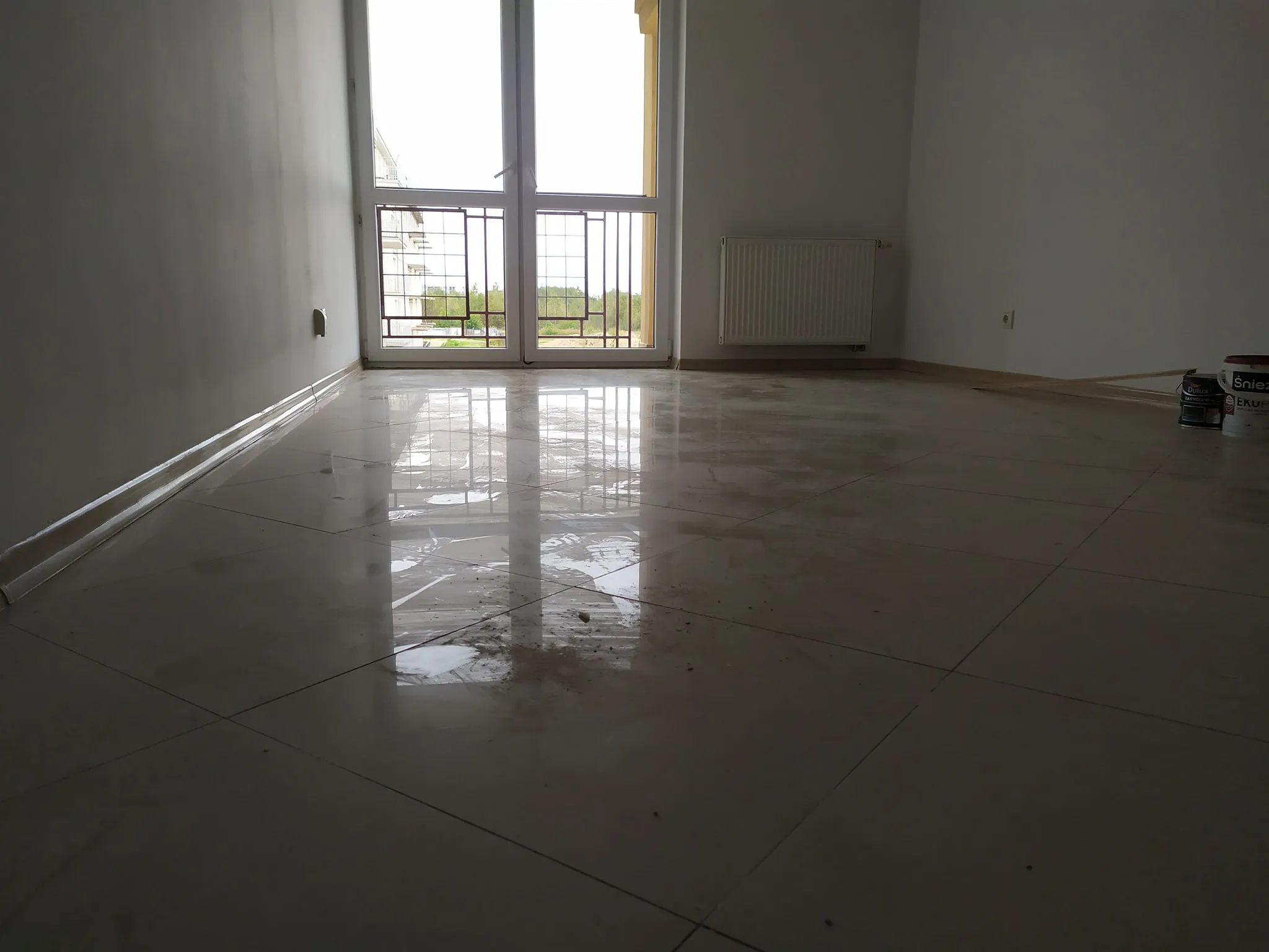 Brudne mieszkanie - przed umyciem podłogi i pomalowaniem ścian na biało