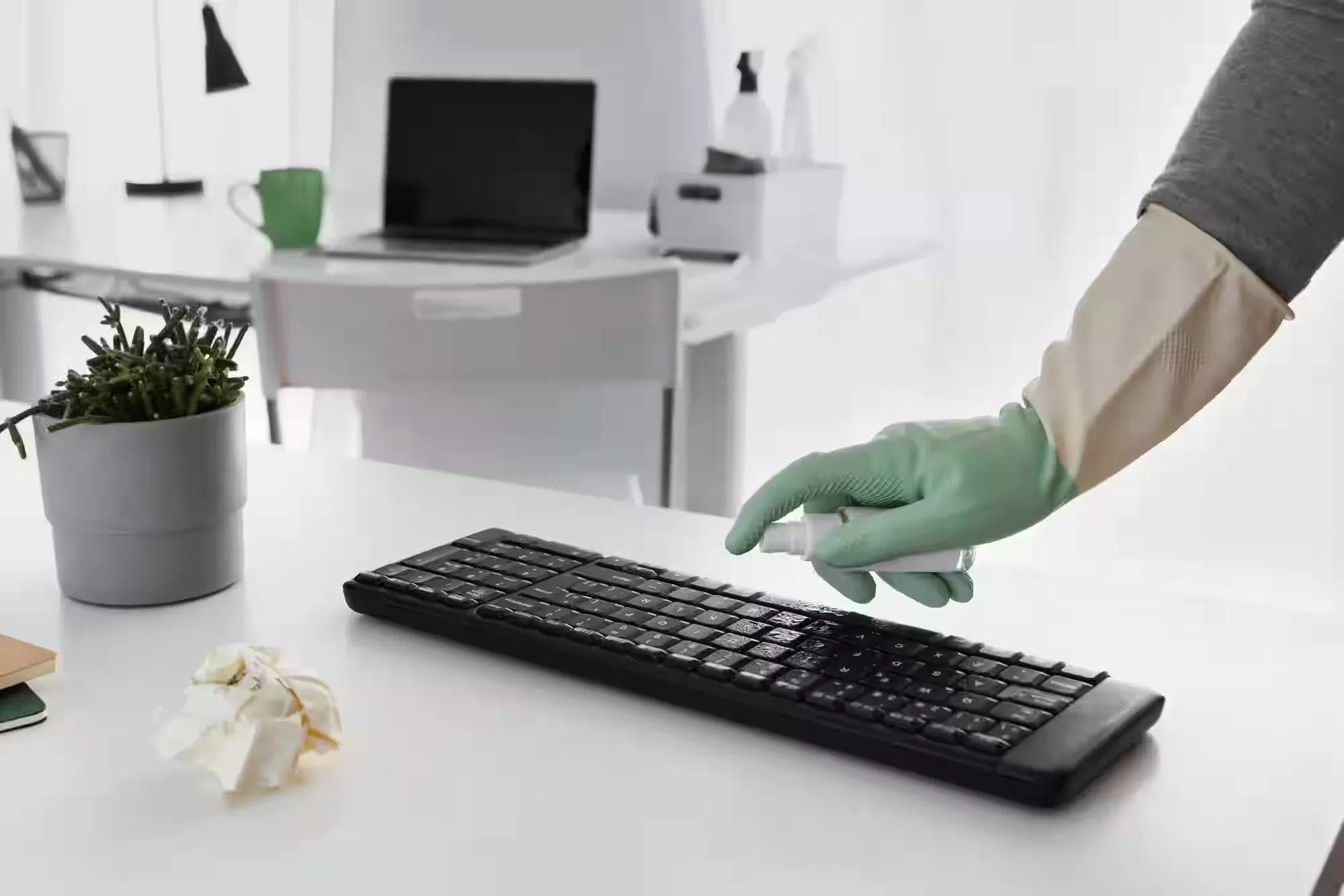 Czyszczenie klawiatury w biurze po godzinach pracy przez pracownika firmy sprzątającej w Piszczacu.